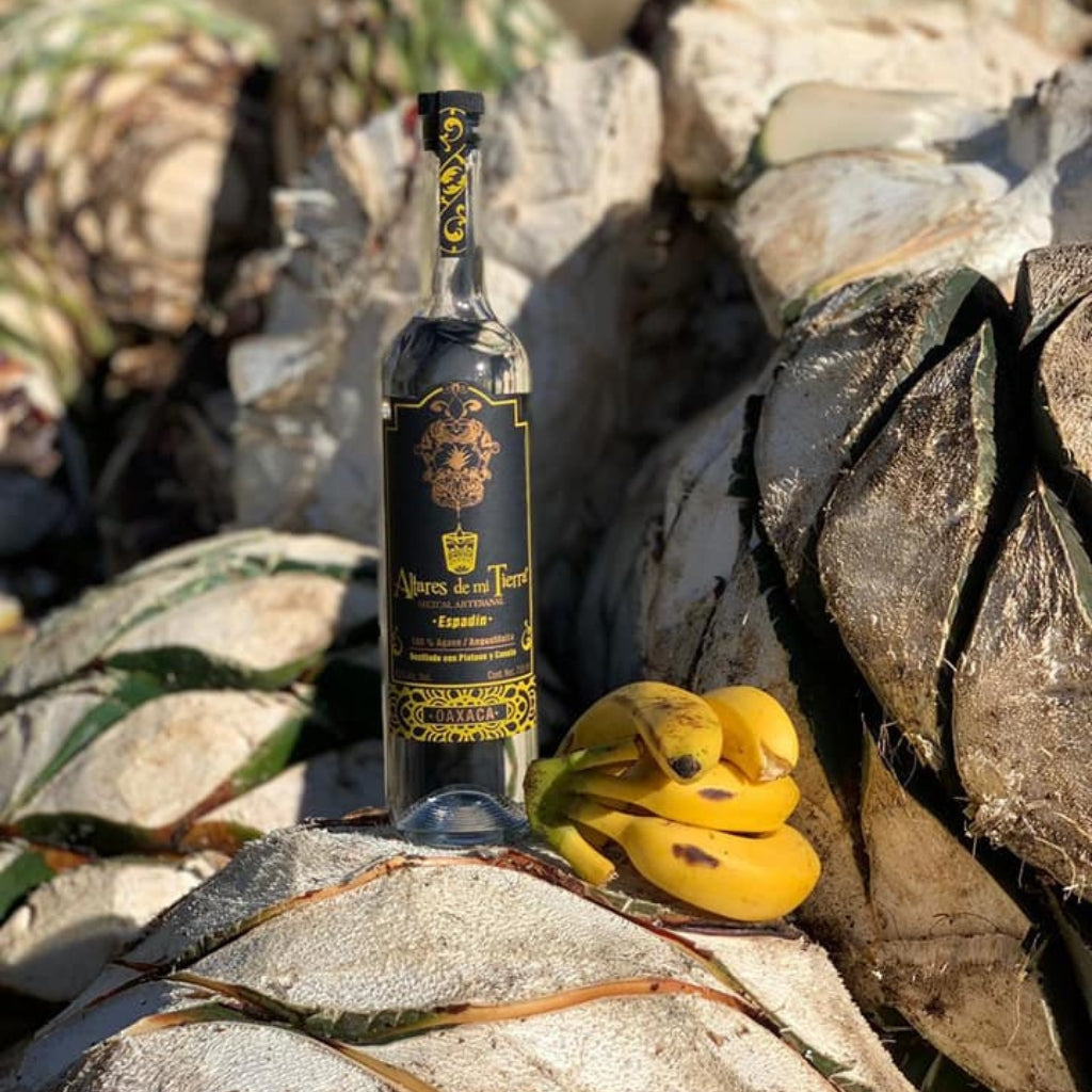 Mezcal Altares de mi Tierra Destilado con plátano y canela